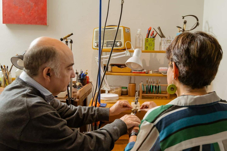 Craft your silver jewelry at an art shop in Valparaíso Create your silver jewelry in a Valparaíso art shop