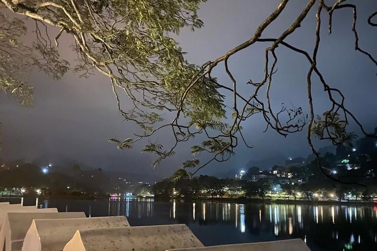 Kandy: City Highlights & Scenic Lake Bike Tour