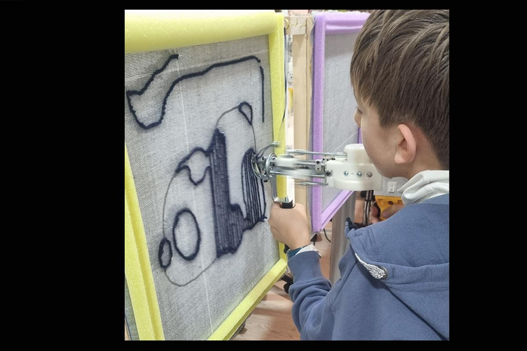 TUFTING: Learn how to make a rug during a fun class in Valencia