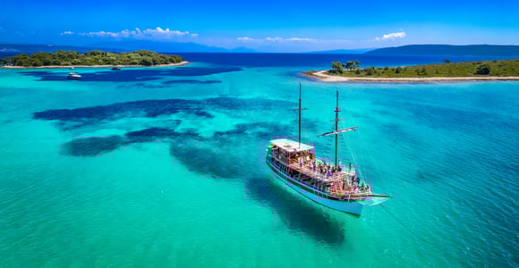 Split: 3 Inseln & Blaue Lagune: Bootsfahrt mit Mittagessen & Getränken