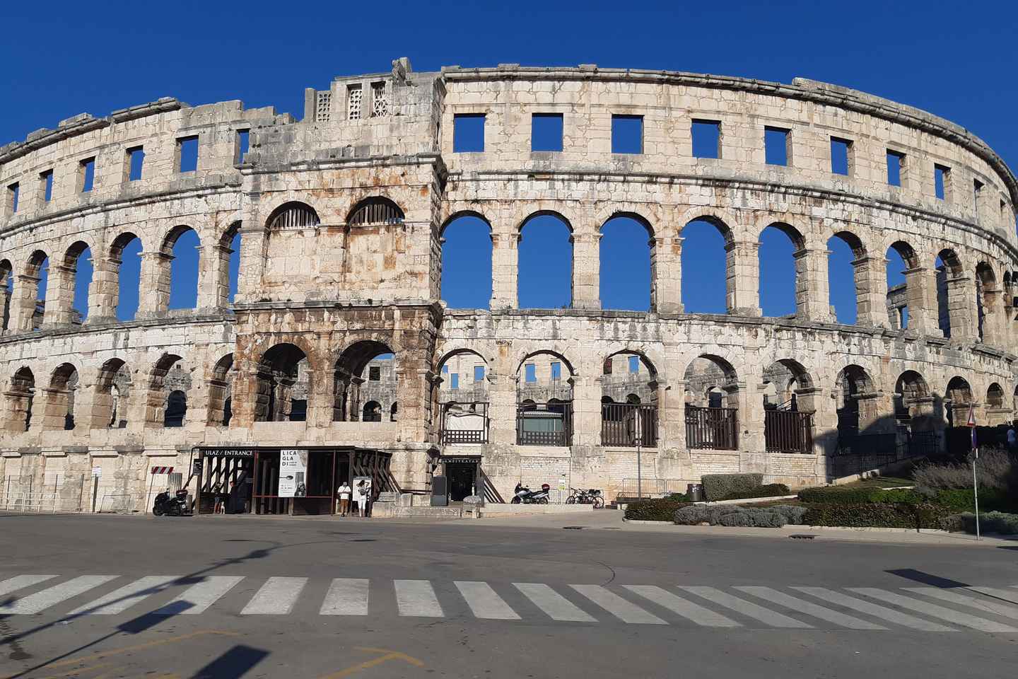 Pula: Historic Sites Private Walking Tour