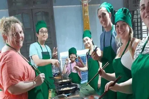 Hoi An: Clase nocturna de cocina tradicional con un chef local