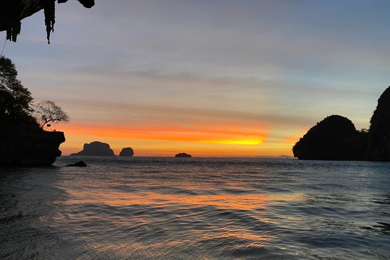 Coucher de soleil sur les îles Hong, plancton bioluminescent et dîner barbecue