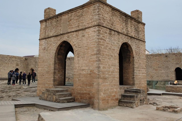 火与能量之地：火神殿、燃烧的山和 I LOVE BAKU 照片体验火与能量之地：火焰寺、燃烧的山脉和 I LOVE BAKU 摄影体验