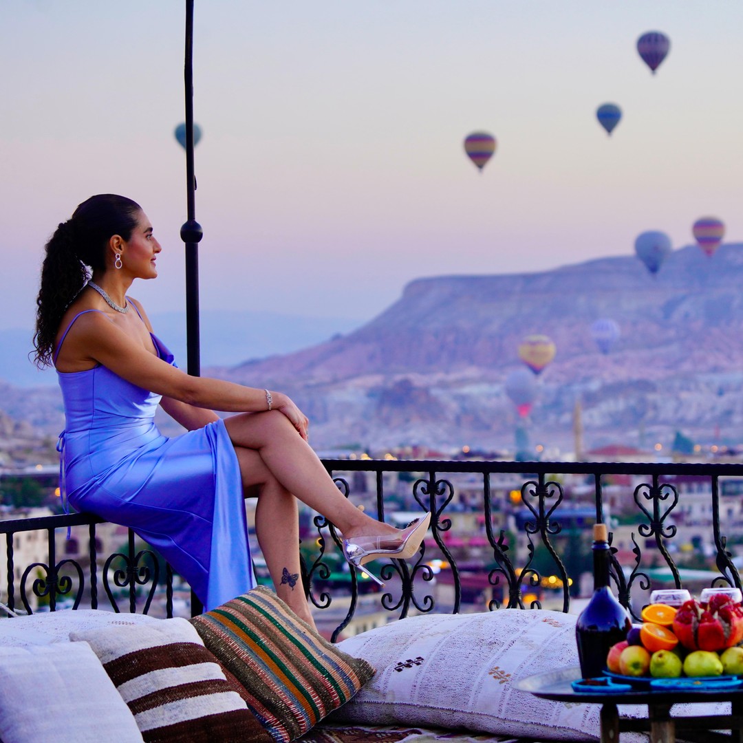 カッパドキア：気球飛行の眺めが楽しめるテラスのフォトスポット