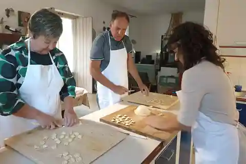 Ostuni: cook pasta with local family in the countryside!
