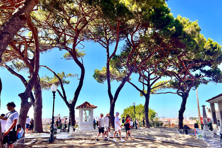 Lisbonne : Visite privée en tuk tuk avec photos polaroïd gratuitesLisbonne : Visite de la vieille ville et de Belem en Tuk Tuk (3,5 heures)