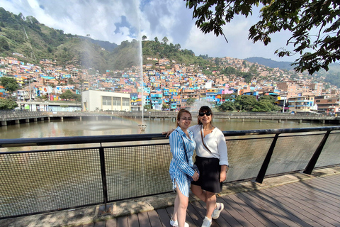 Medellín: tour privato delle Comunità 13 e 3 con funiviaMedellín: tour privato dei quartieri 13 e 3 con funivia