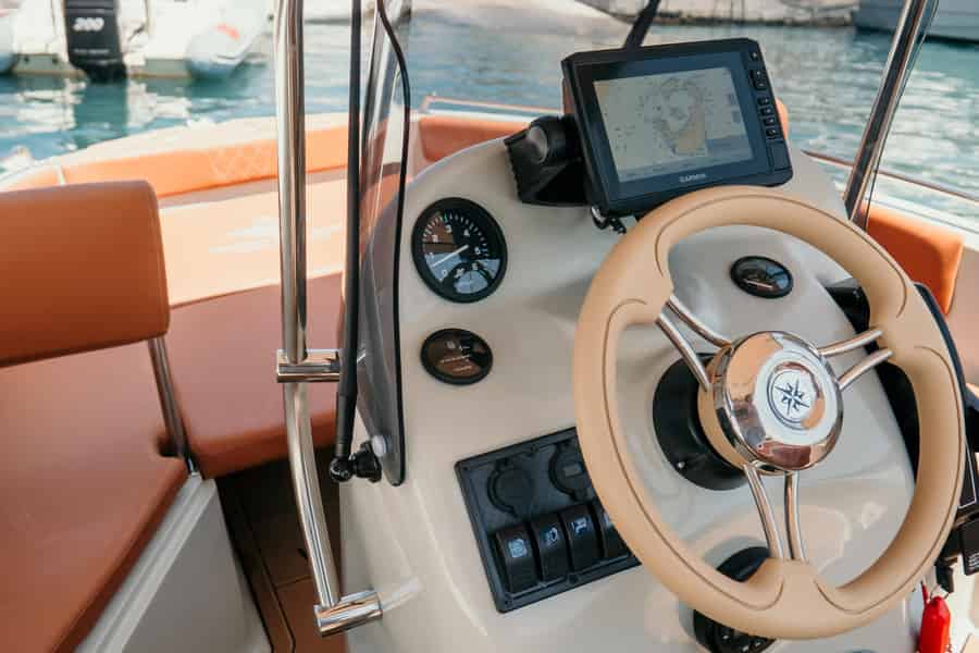 Santorin: Luxuriöse Kleinbootvermietung ohne Lizenz. Foto: GetYourGuide