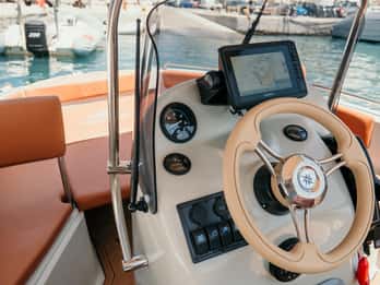 Santorin : Location de petits bateaux luxueux sans permis