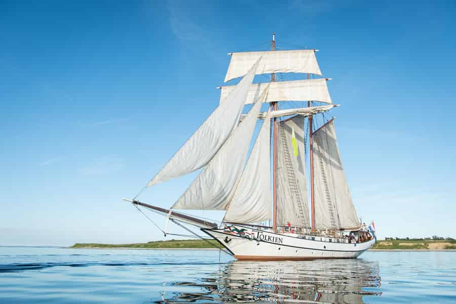 Seebrücke Binz: Segeltour auf einem historischen Großsegler. Foto: GetYourGuide