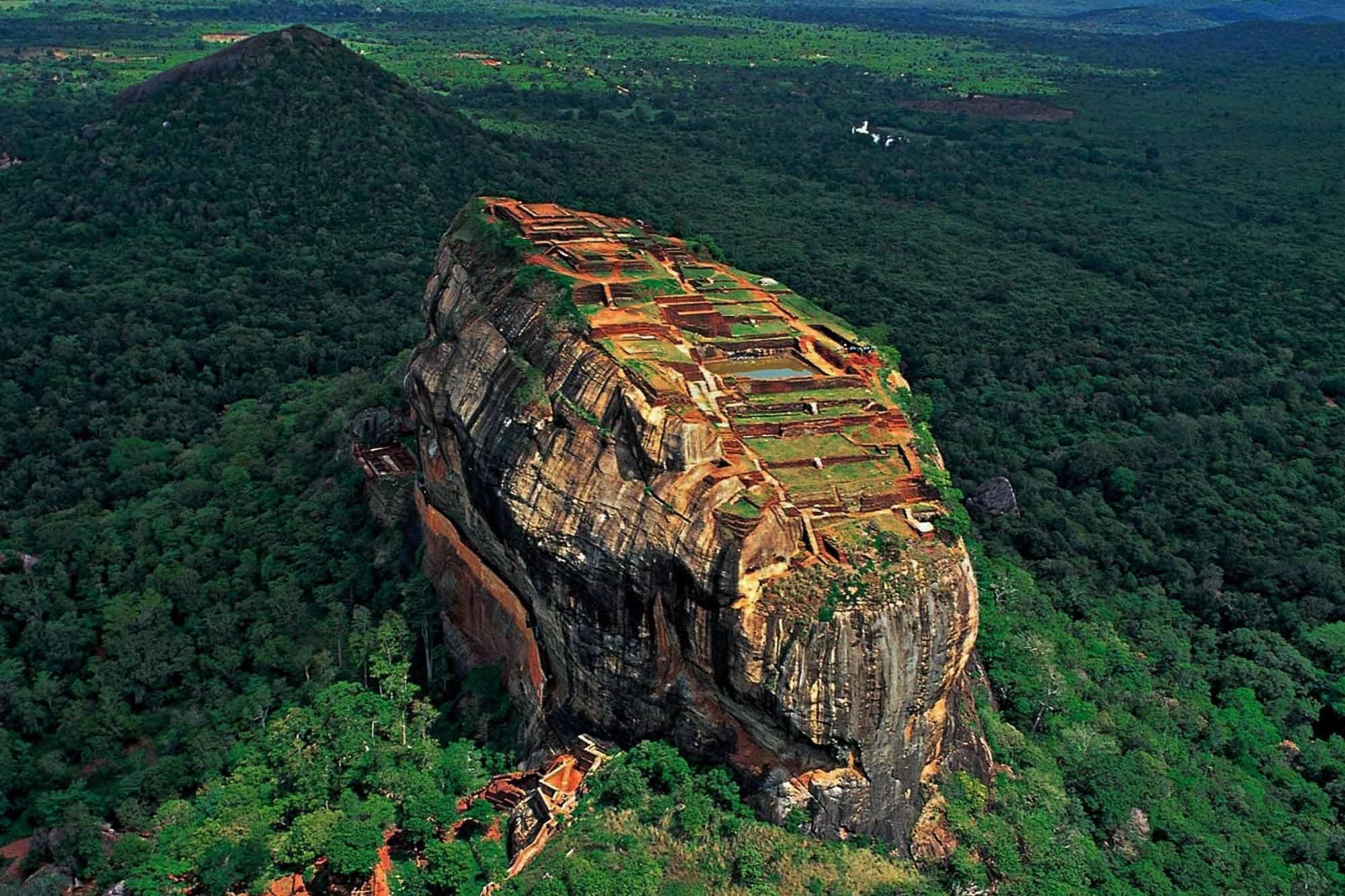 Ab Colombo: Tagestour nach Sigiriya & Dambulla mit Safari