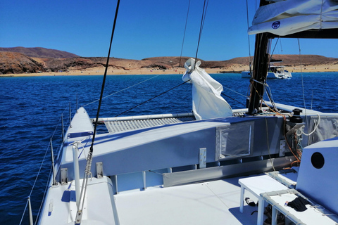 Sailing tour to Papagayo beach.