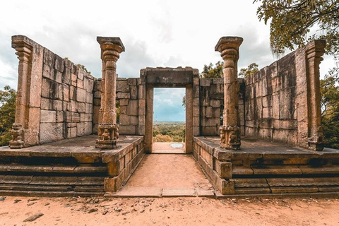 From Anuradhapura to Negombo Transfer with Sightseeing Stops