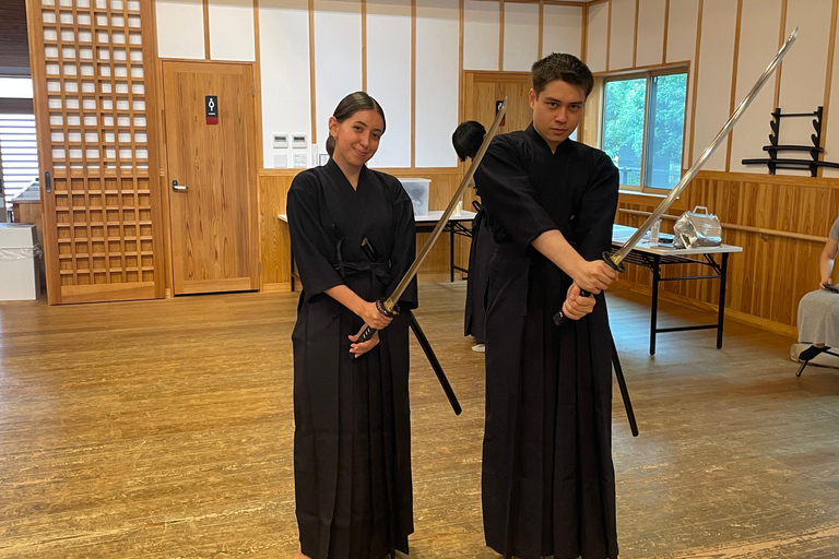 Tokyo: Japanese Kendo Experience with High-Ranked Instructor Let's experience kendo, a traditional Japanese martial art!