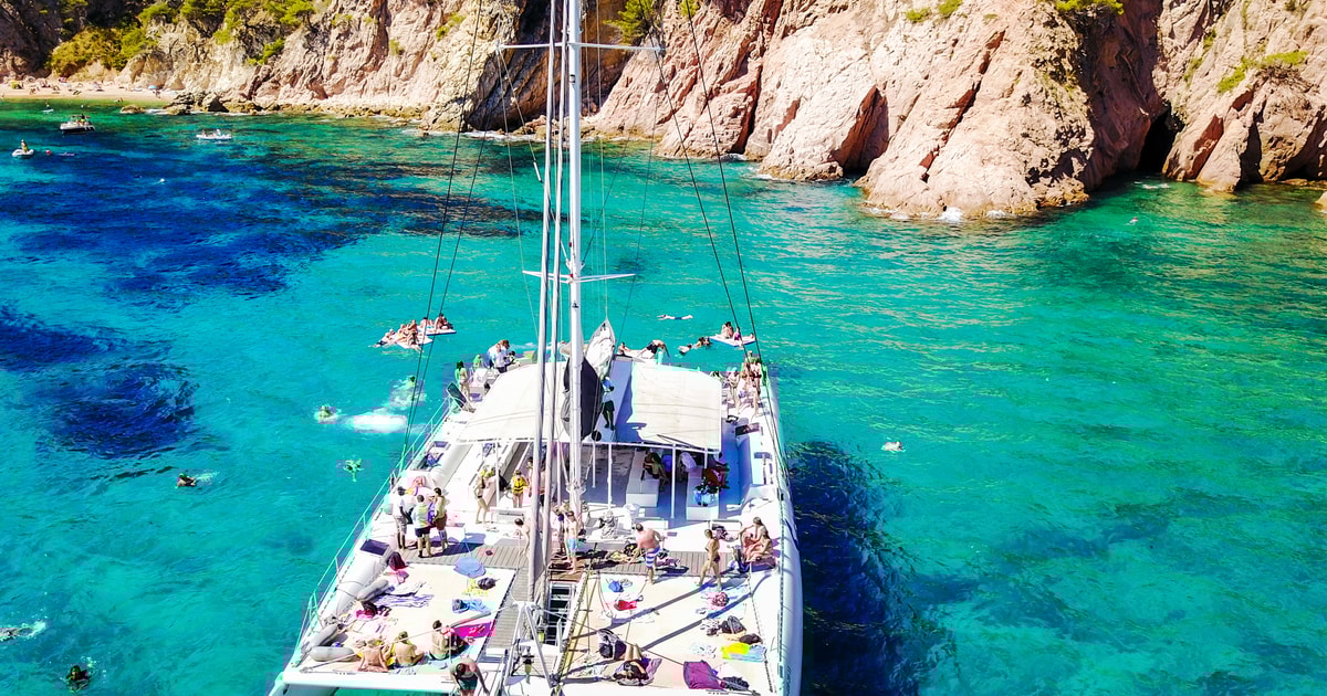 Lloret de Mar: Katamaran-Segeltörn mit Barbecue und Getränken | GetYourGuide