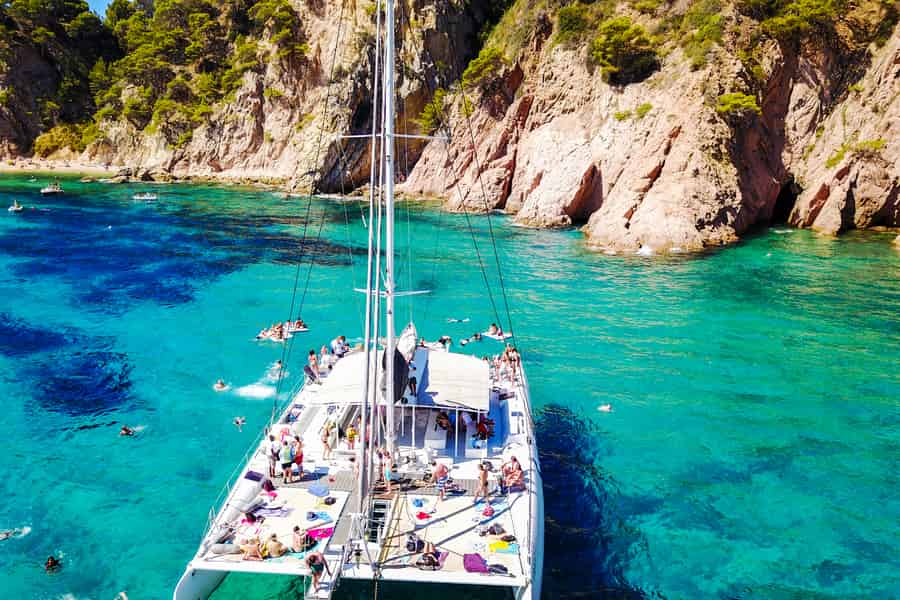 Lloret de Mar: Katamaran-Segeltörn mit Barbecue und Getränken. Foto: GetYourGuide