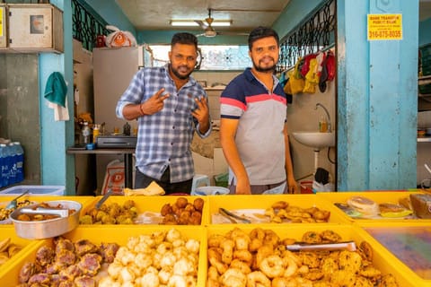 Singapore: Little India, Tekka Centre and Food Tastings Tour - Image 2
