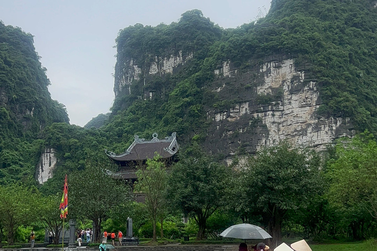 Ninh Bình: Bai Dinh, Trang An en Mua Cave dag privétourNinh Bình: Bai Dinh, Trang An en Mua Cave op de motor