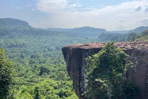 Tour di un giorno delle cascate di Beng Mealea Banteay Srei e Phnom KulenTour per piccoli gruppi