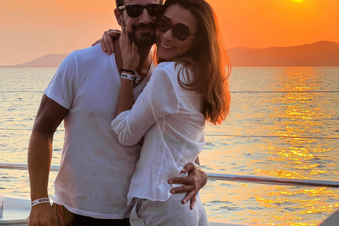 Ibiza: Formentera Sunset Boat Part with Drinks and Food Full Day Pass at Ibiza Boat Club (Early Bird Phase 2)