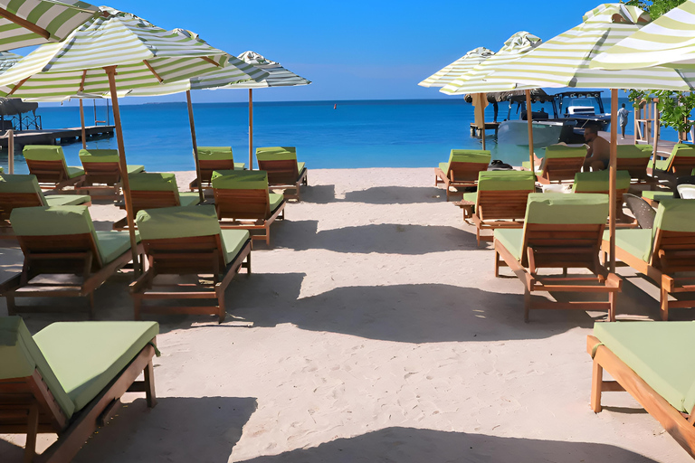 Cartagena: Rosario Islands Mantas Beach Club by Boat & Lunch VIP Beach Bed Experience