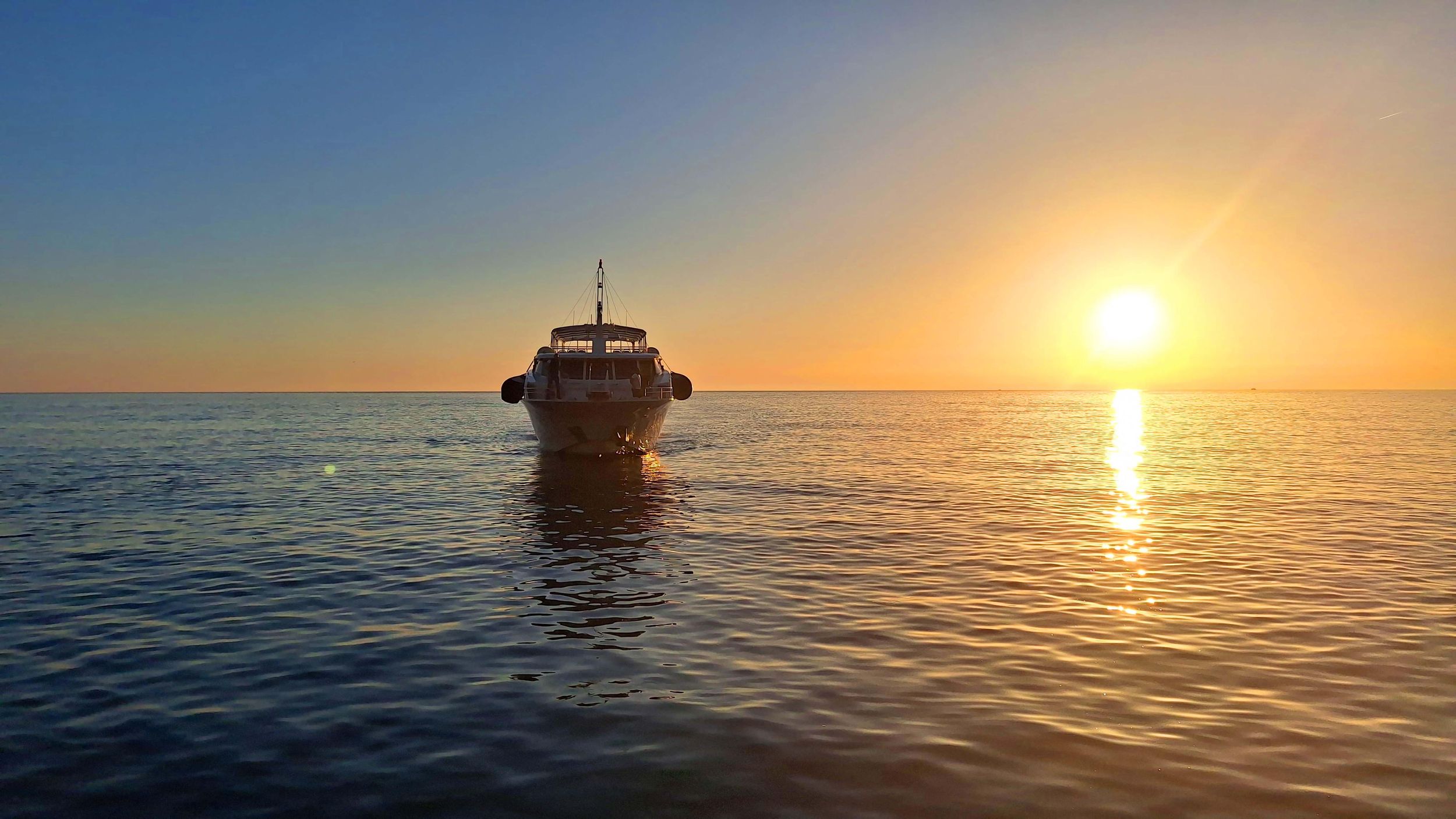 Cinque Terre: Bootstour bei Sonnenuntergang mit Aperitif