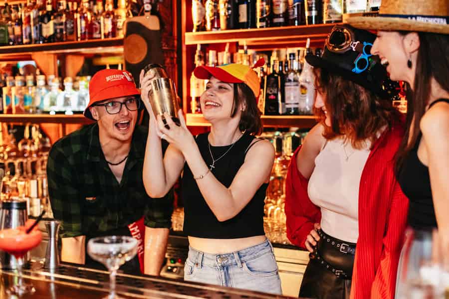 Prag: Cocktail-Workshop mit Barkeeper. Foto: GetYourGuide