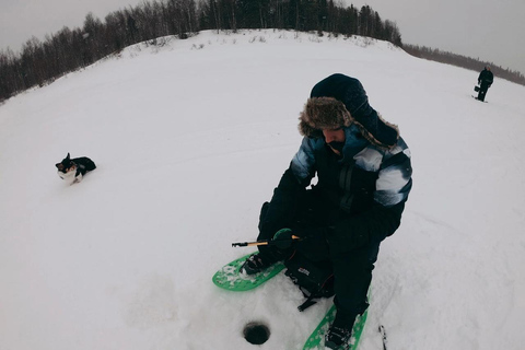 Pyhä: Eisfischen auf dem zugefrorenen SeePyhä: Eisfischen auf dem gefrorenen See