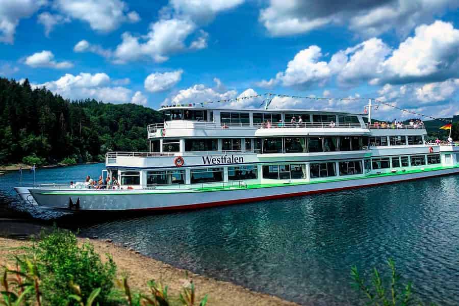 Biggesee: XXL Bootsfahrt mit All-Inclusive-Brunch-Buffet. Foto: GetYourGuide Biggesee: XXL Bootsfahrt mit All-Inclusive-Brunch-Buffet. Foto: GetYourGuide