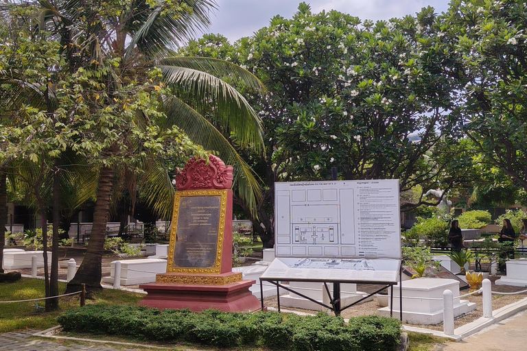 Phnom Penh: Killing Fields & S21 Prison Tour with Pickup