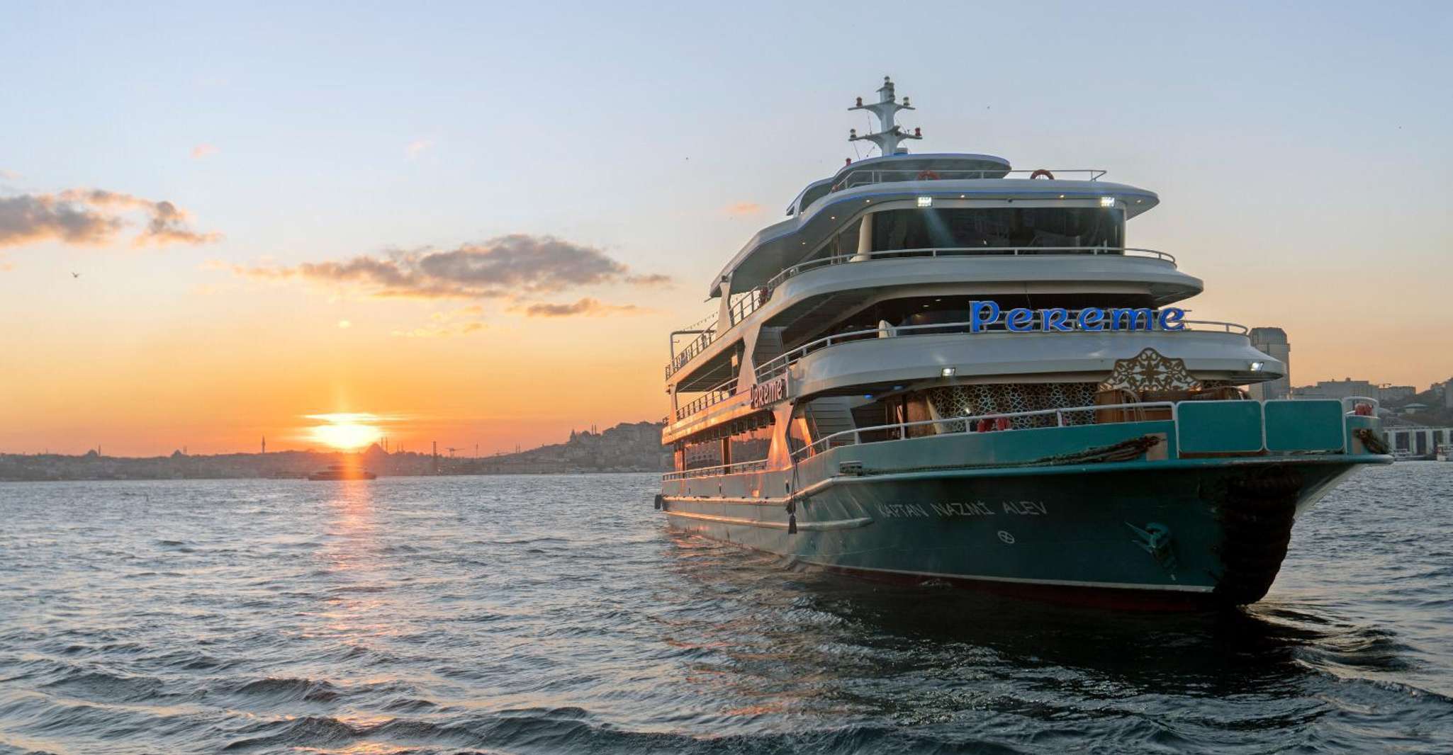 Istanbul: Bosphorus Sunset Cruise with Drinks & Snack