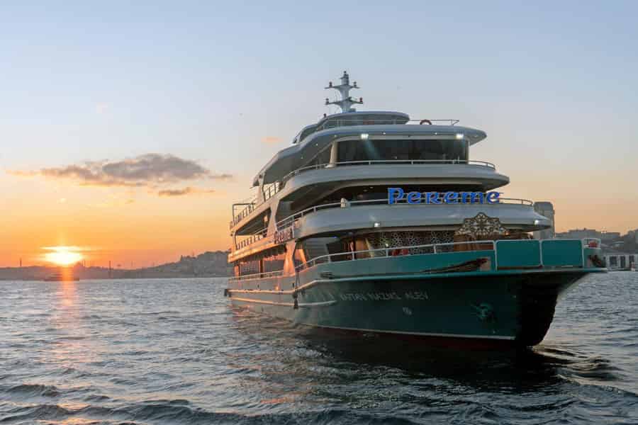 Istanbul: Bosporus-Sonnenuntergangs-Kreuzfahrt mit Getränken und Snack