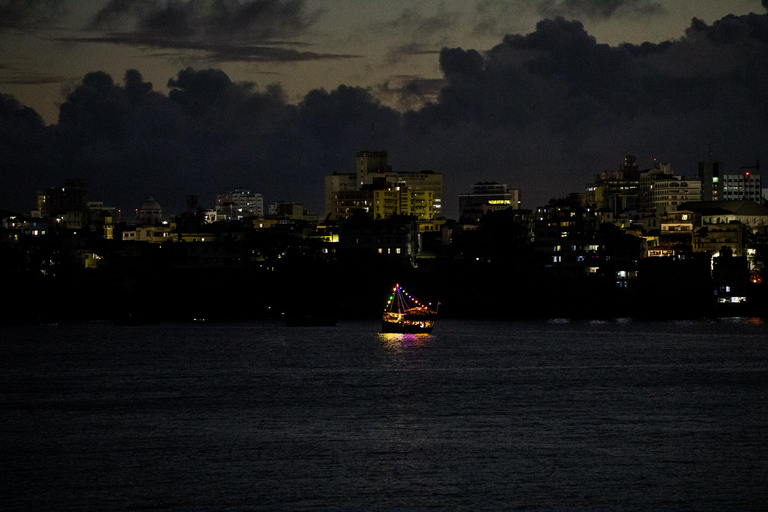 مومباسا: رحلة بحرية مسائية على متن قارب الداو مع عشاءمومباسا: رحلة قارب الداو المسائية مع عشاء