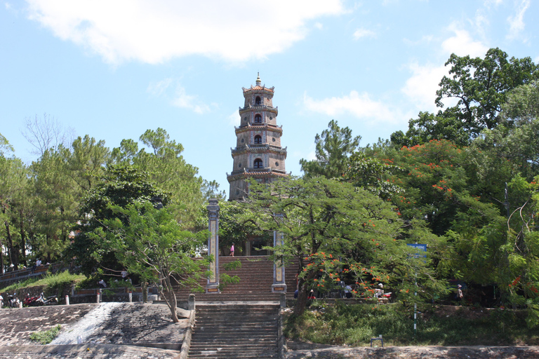 Hue: Cruise op de Parfumrivier met Thien Mu Pagode en Tomben