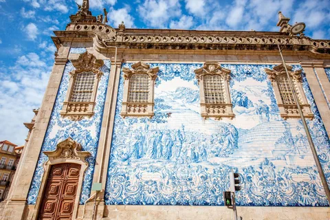 Capture the most Photogenic Spots with a Local