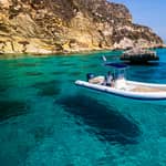 Cagliari: tour in barca con 5 soste per snorkeling e drink gratis