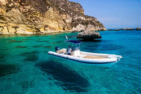 Cagliari: Boat Tour with 5 Stops for Snorkeling and Drinks