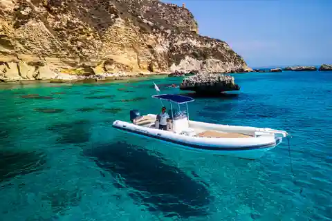 Cagliari: Coastline Cruise with Drinks and Snorkeling