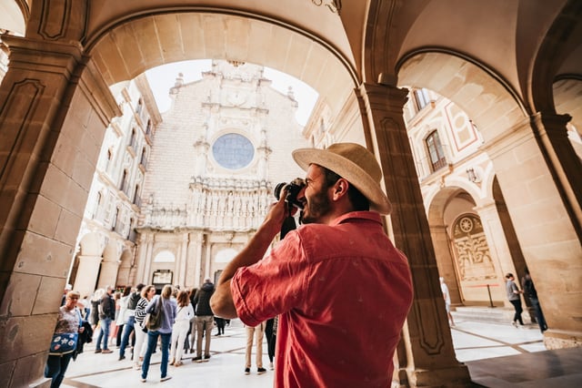 Barcellona: Tour di Montserrat e delle antiche cantine con pranzo e tapas