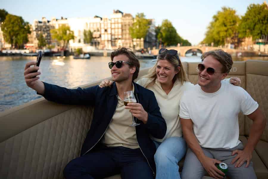 Amsterdam: Deutsche geführte Grachtenfahrt mit Bar an Bord. Foto: GetYourGuide
