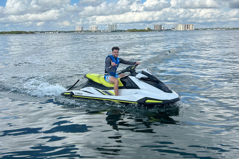 Miami Beach: Vattenskoteruthyrning med inkluderad båttur60-minuters jetski: Extra $ 100 / jetski betalas vid incheckningen