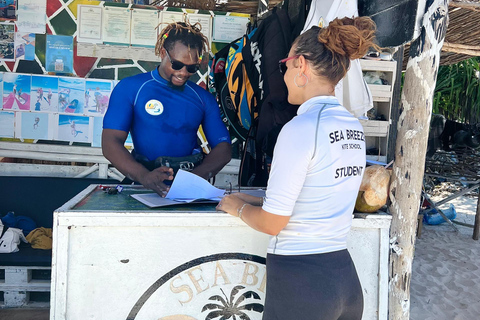 KiteSurf: Prywatne lekcje przed Mnemba, Zanzibar - początkujący/średnio zaawansowaniKitesurfing: prywatne lekcje przed Mnembą, Zanzibar – poziom początkujący/średnio zaawa