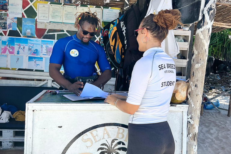 KiteSurf: Prywatne lekcje przed Mnemba, Zanzibar - początkujący/średnio zaawansowaniKitesurfing: prywatne lekcje przed Mnembą, Zanzibar – poziom początkujący/średnio zaawa