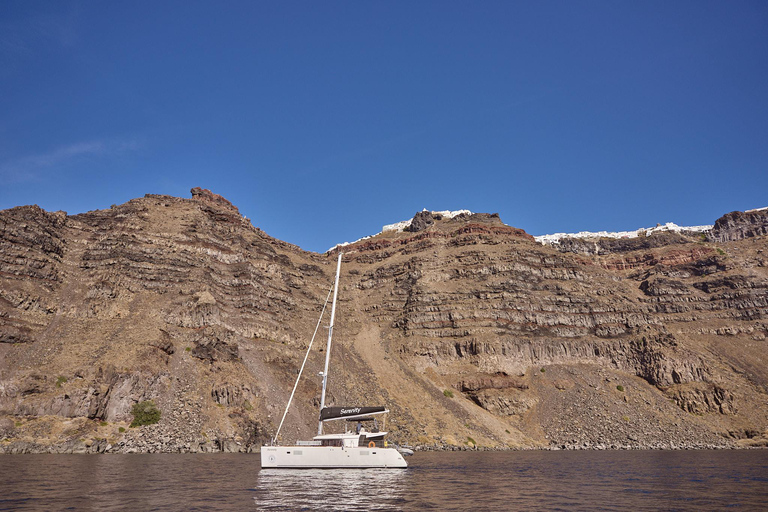 Santorini: Caldera Classic all-inclusive katamarankryssningKatamarankryssning på morgonen