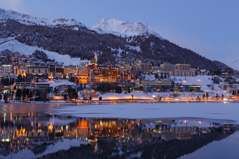 Da Milano: Tour guidato sul treno del Bernina a St. MoritzDa Milano: Tour guidato con il treno del Bernina a St. Moritz