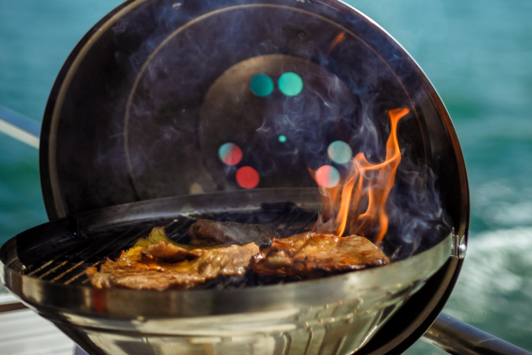 Lisboa: Crucero a la Playa con Barbacoa, Barra Libre y Música