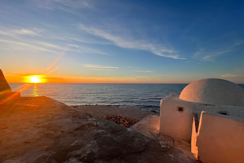 Escapade à Djerbienne : Histoire et coucher de soleil magique