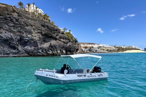 Fuerteventura: Bootsfahrt entlang der Südküste der Insel. Seien Sie der Kapitän.