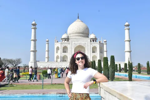 Da Delhi: Tour guidato del Taj Mahal e di Agra in auto con opzioni
